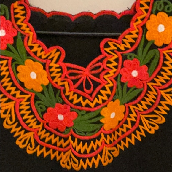 Authentic Mexican traditional embroidered blouse - Picture 3 of 4